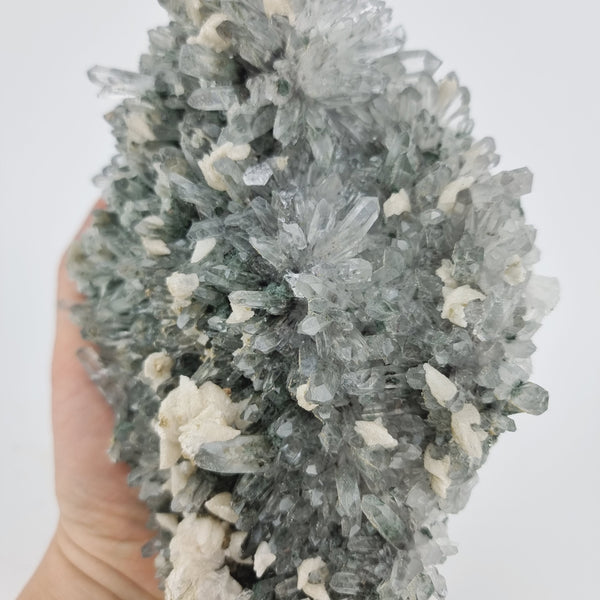 Bergkristal met Chloriet, Calciet en Pyriet